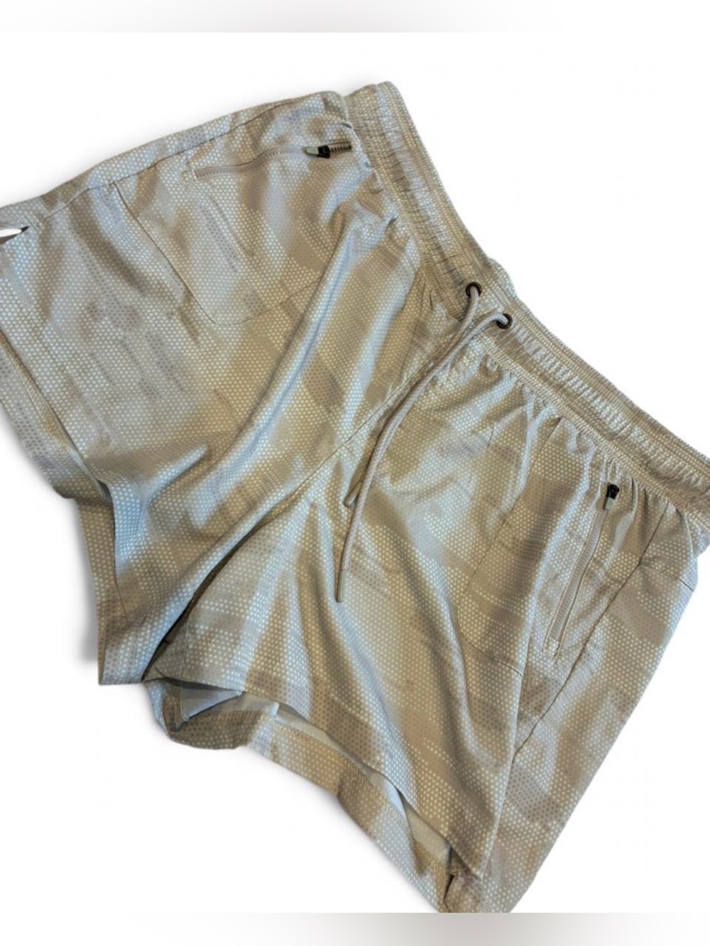 Avalanche cream shorts Size: XL